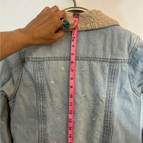 HONEY PUNCH DENIM JACKET SHERPA LINED PAISLEY EMBROIDERED BACK SZ SMALL. - Picture 9 of 11